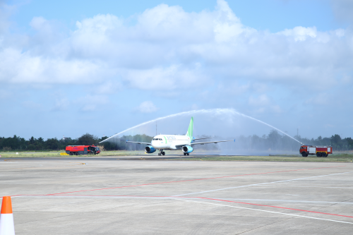 Nghi lễ phun vòi rồng chào đón chuyến bay đầu tiên đáp xuống sân bay Cần Thơ hôm 10/3.